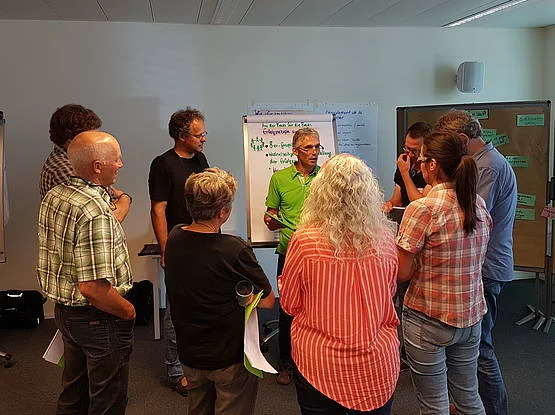 Seminargruppe am Flipchart