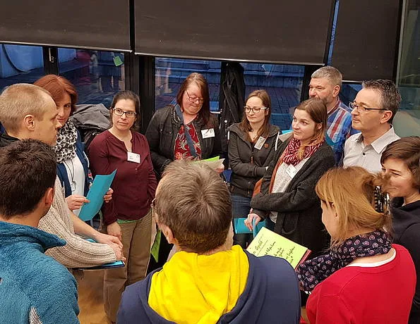 Gruppe im Gespräch in einem Workshop