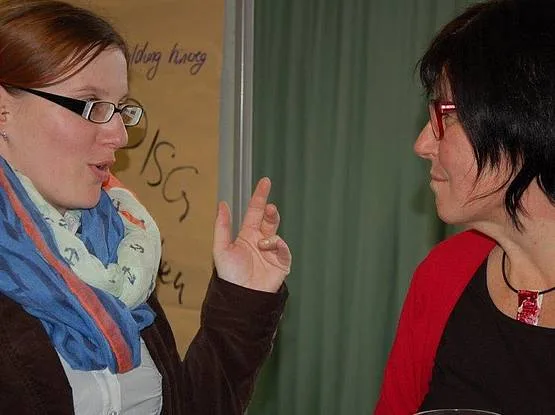 Zwei Frauen im Gespräch während einer Coachingübung